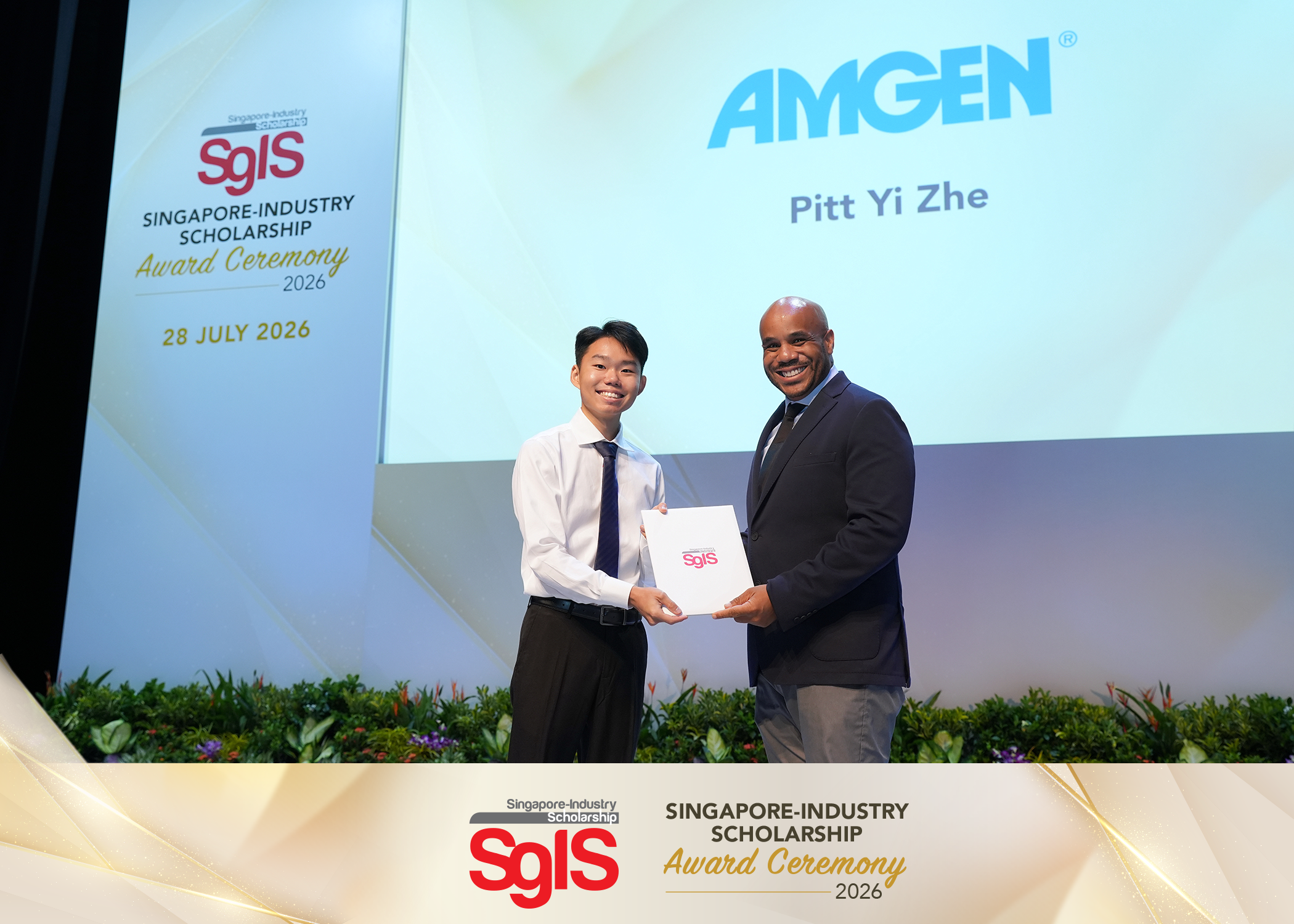 Pitt Yi Zhe, from the class of 2020, receiving a Singapore-Industry Scholarship (Mid-term) from an industry partner from Amgen.